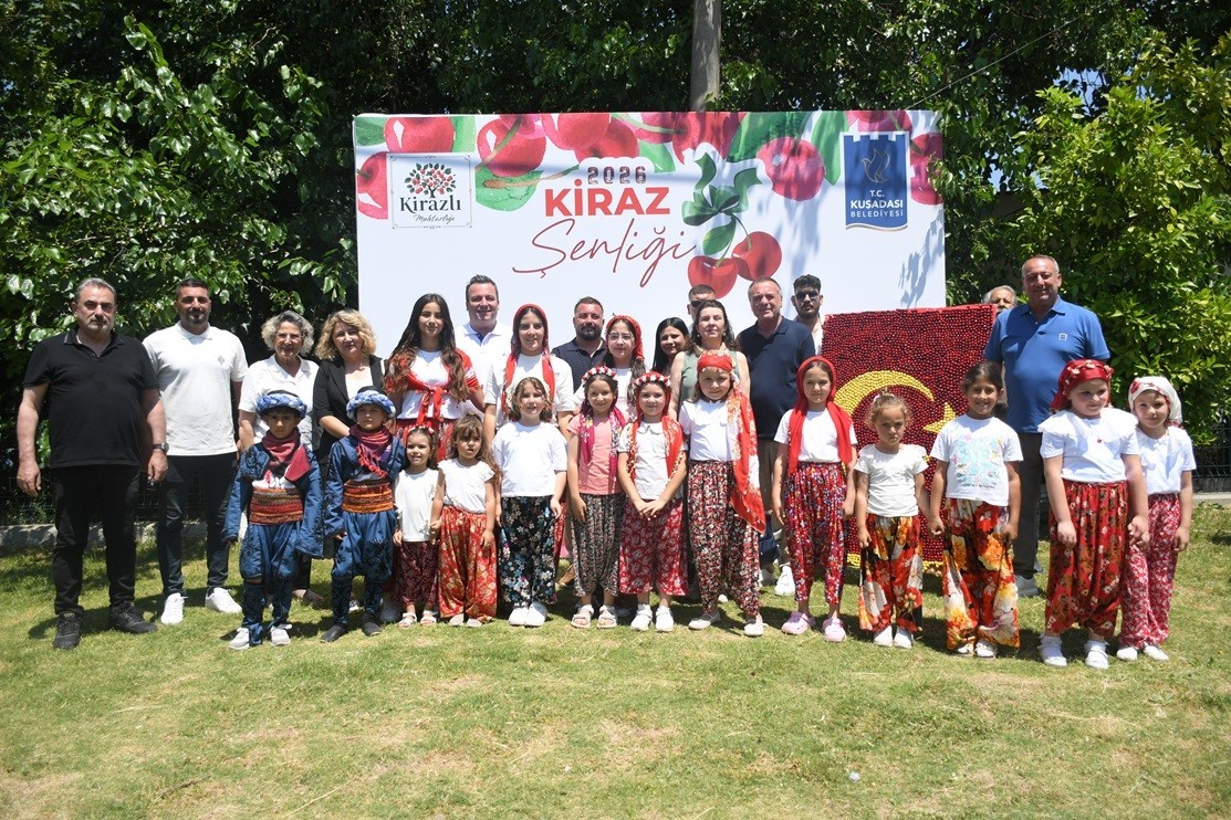 kusadasi-nda-kiraz-senligi-coskuyla-basladi