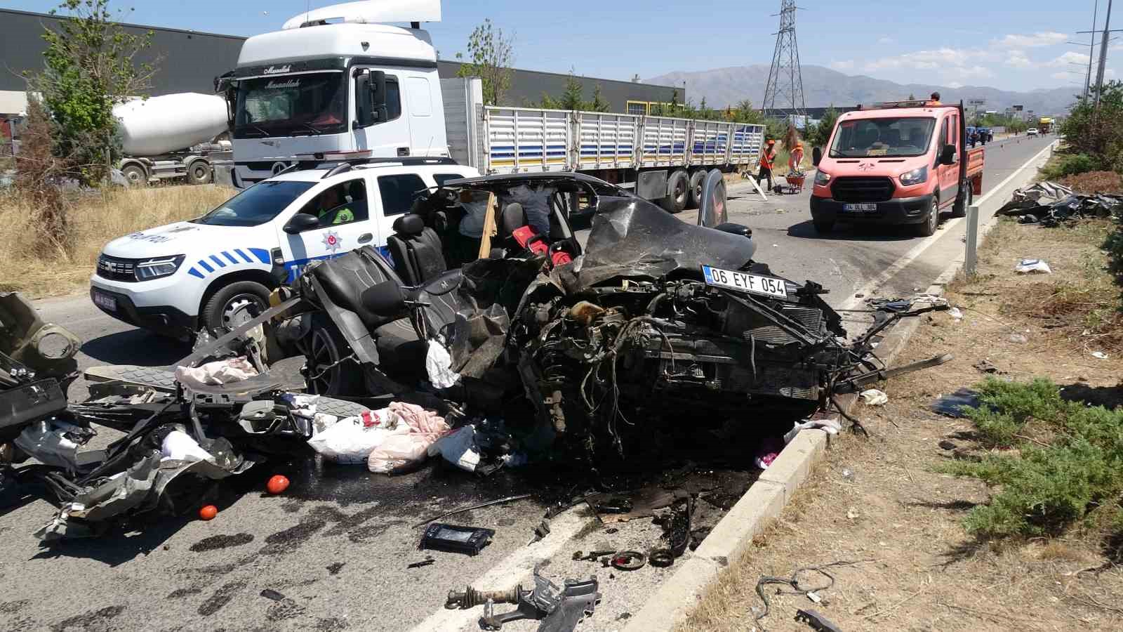 tira-arkadan-carpan-otomobil-hurdaya-dondu-1-yarali