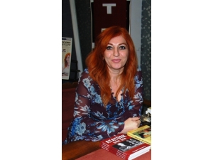 Şair Selda Kaya: "Şiir Benim İçin Bir Terapidir"
