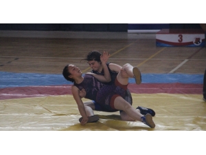 Egeli Kızlar Minderin Tozunu Silkeledi