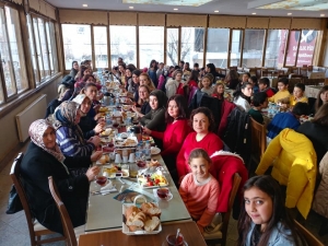 Öğretmen, Öğrenci Ve Veliler Kahvaltı Masasında Bir Araya Geldi