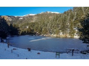 Buz Tutan Göle Eşsiz Günbatımı Manzarasında Ulaştılar