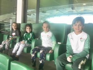 Loca Aldı, Önce Çocuklara, Sonra Kadınlara Jest Yaptı