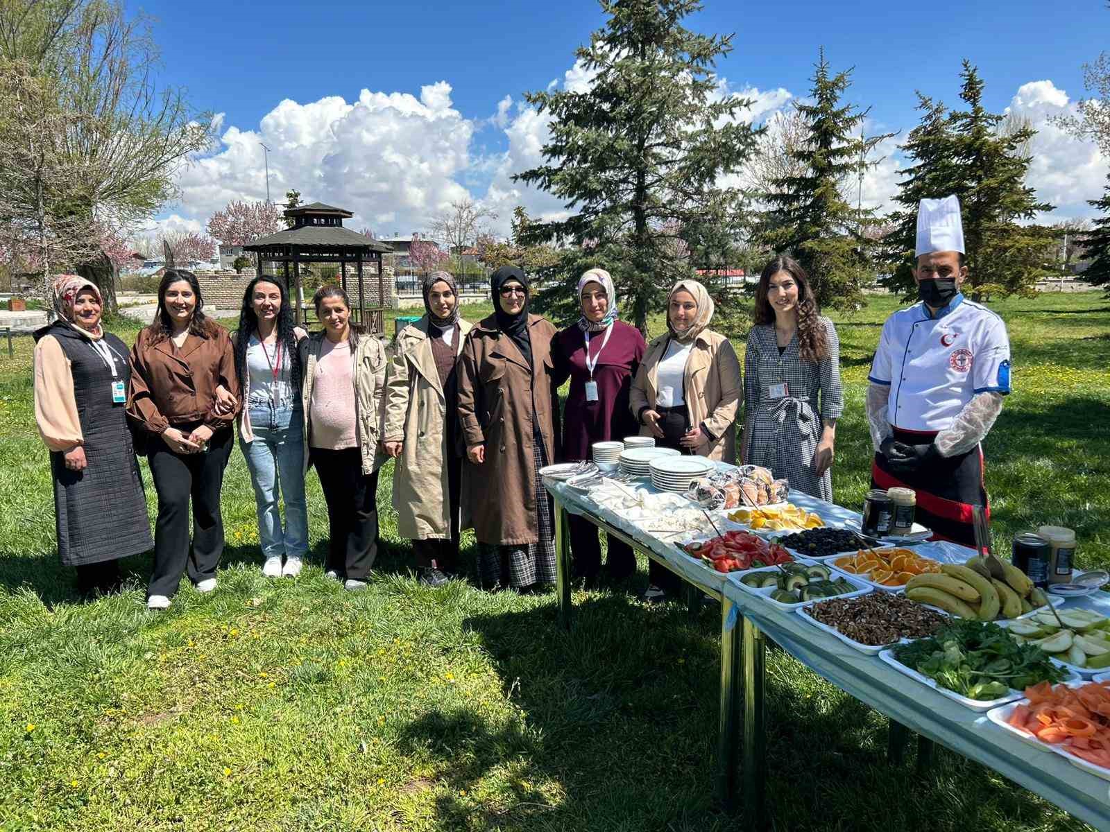 van-da-her-gebeye-bir-ebe-projesinden-anneler-gunu-etkinligi