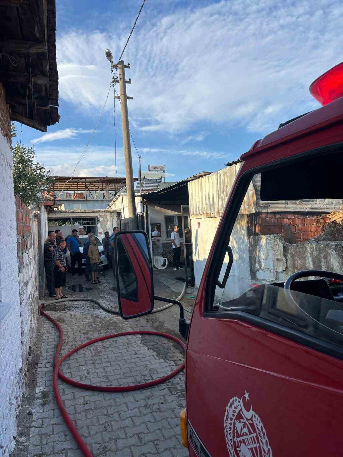 balikesir-de-depoda-korkutan-yangin