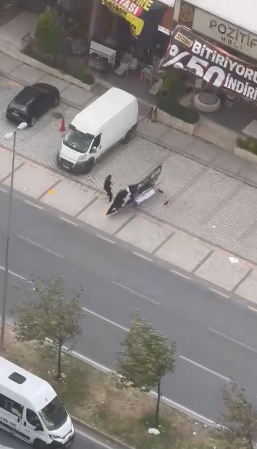avcilar-da-firtina-sirasinda-ucan-reklam-panosu-bir-vatandasin-uzerine-dustu