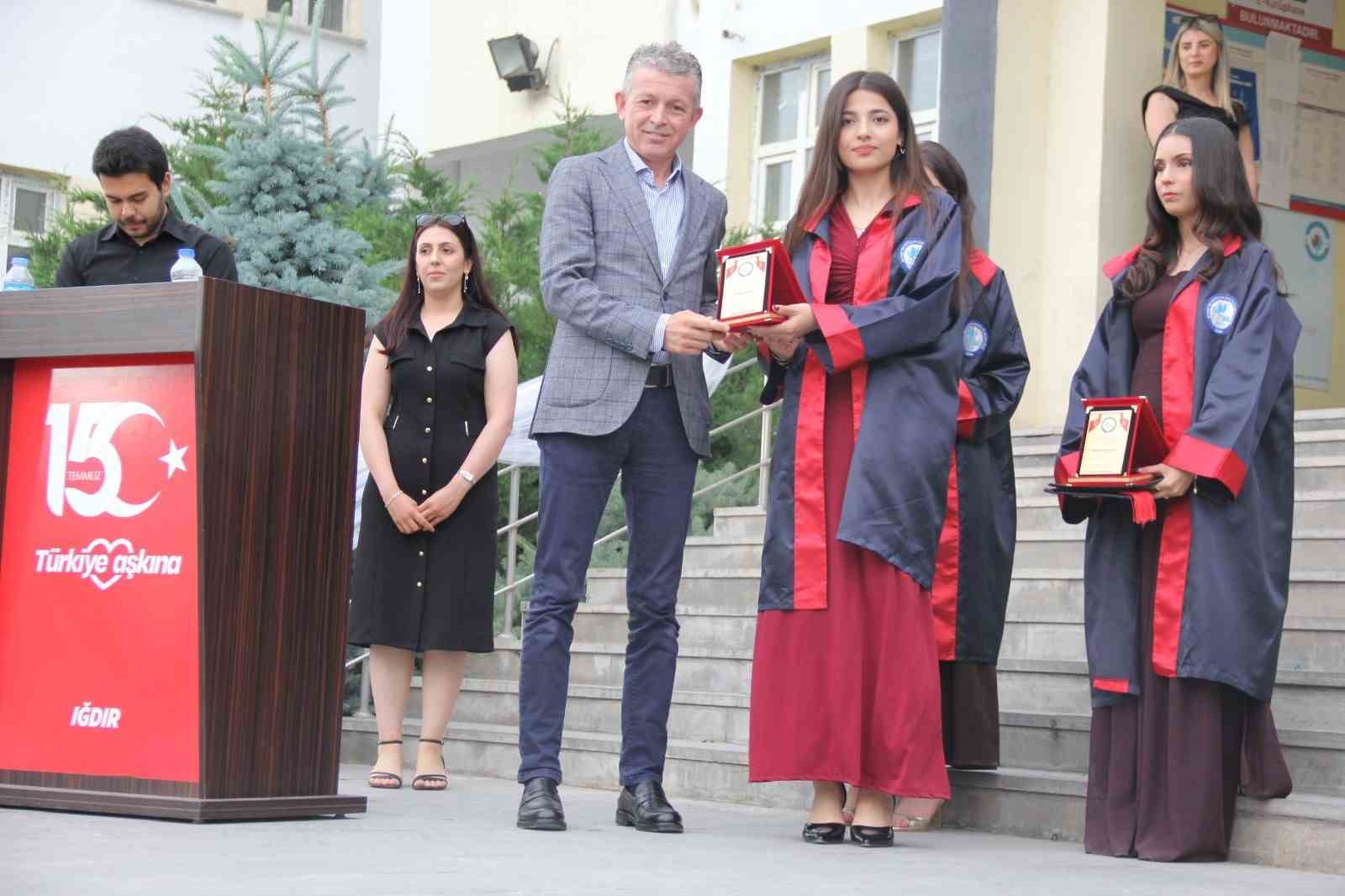 igdir-mehmet-murat-isler-sosyal-bilimler-lisesi-2026-mezunlarini-coskuyla-ugurladi