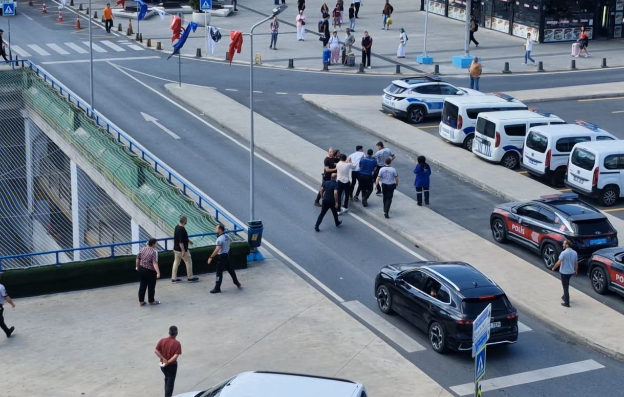 bayrampasa-buyuk-istanbul-otogarinda-taksiciler-arasinda-musteri-kavgasi