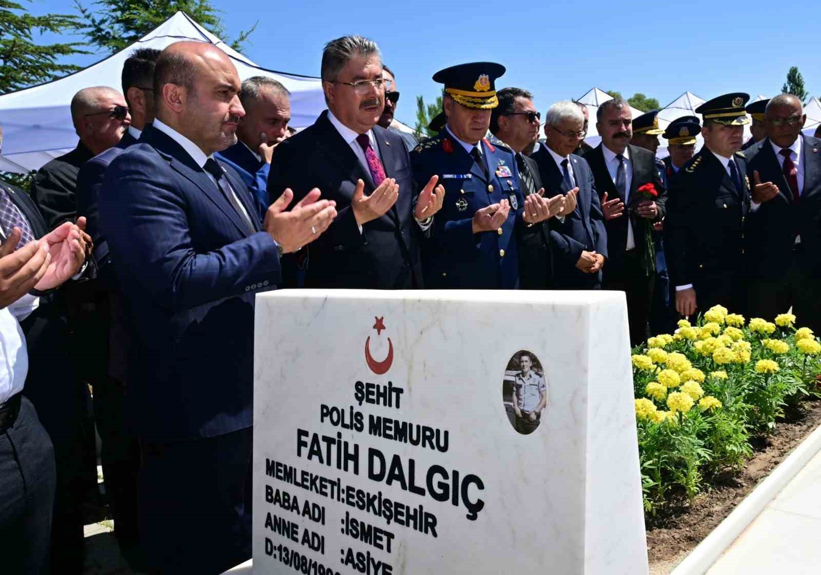 15-temmuz-sehidi-fatih-dalgic-kabri-basinda-dualarla-anildi