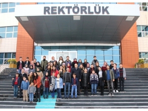 Minik Eller Hayallerini Yaşıyor