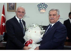 Yeni Rektör Görevine Gözyaşlarıyla Başladı