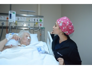 82 Yaşındaki Ümit Teyzeye Hayat Öpücüğü