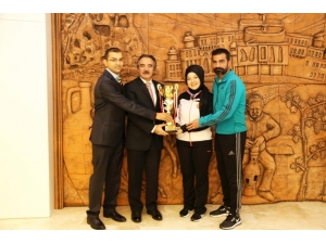 Üniversitelerarası Hentbol 2. Lig Müsabakalarında Nevü 2. Oldu