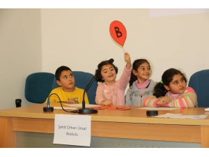 Üniversiteli Gençler, İlkokul Öğrencilerini Ağırladı