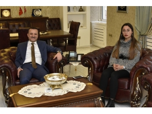 Vali Taşbilek ‘Ben Tok Yatıyorsam Herkes Tok Yatsın’ Projesinin Sahibi Öğrenciyi Makamında Ağırladı