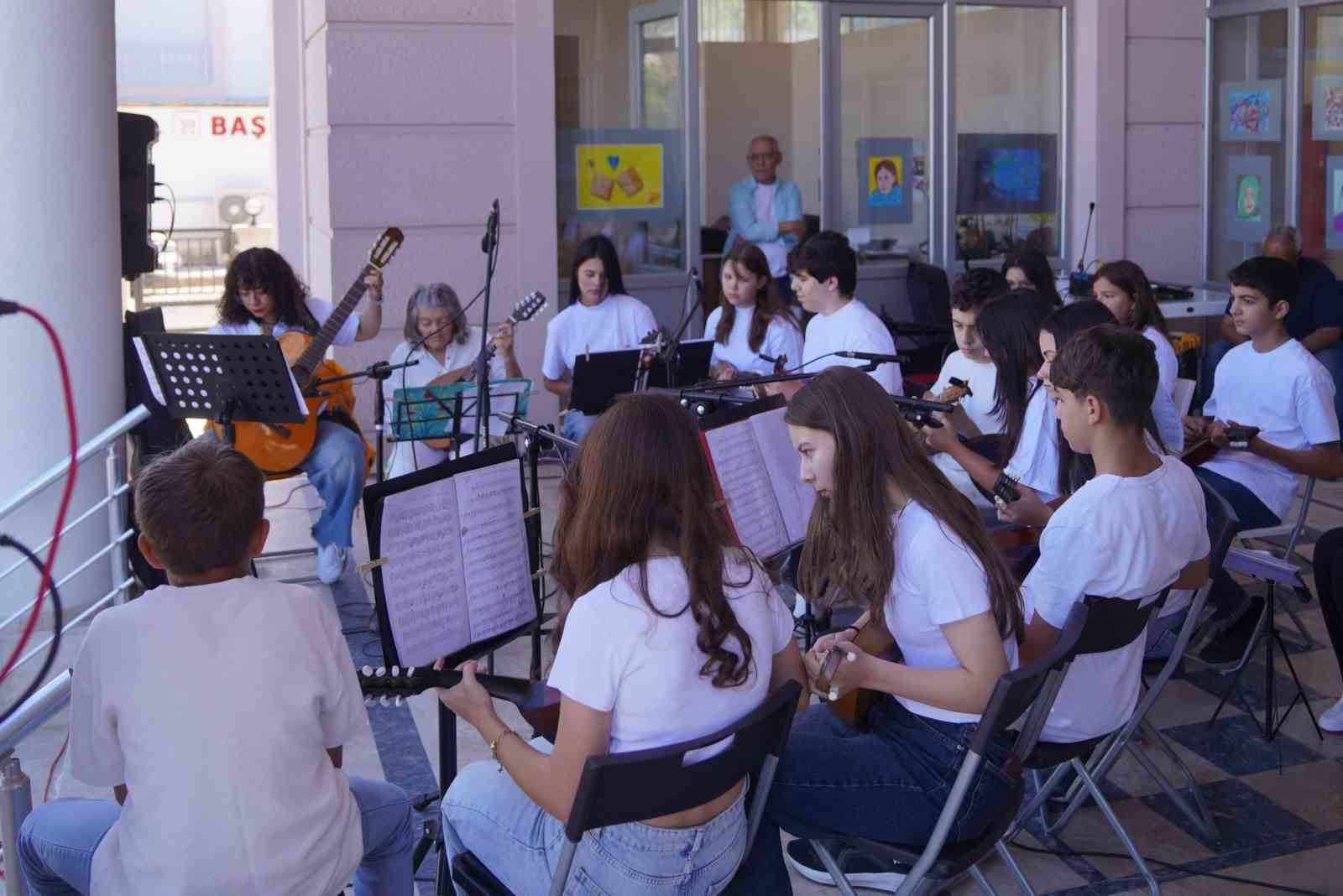 ayvalik-ta-zeytin-cekirdeklerinden-sezon-finali-konseri