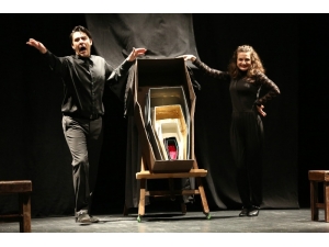 ’Bebeklerin Ulusu Yok’ Tiyatro Oyunu Sahnelendi