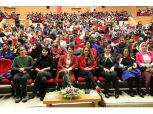 Nevü’de ’Bir Kadın Uyanıyor’ İsimli Tiyatro Gösterisi Yapıldı