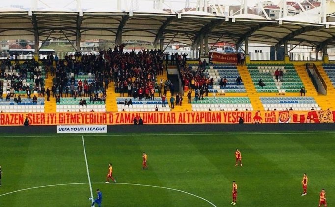 Galatasaray Taraftarından ''altyapı'' Için Özel Pankart