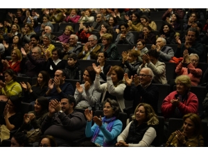 3 Basses Ayakta Alkışlandı