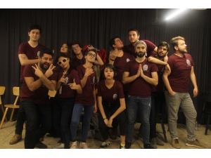 Gerçek Hayattaki Azimlerini Tiyatroda Doğaçlıyorlar