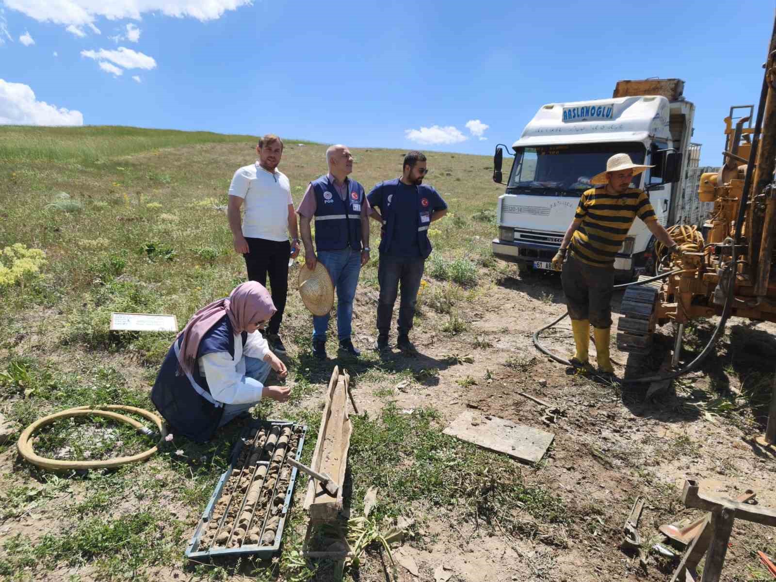 bayburt-un-gumussu-koyunde-jeolojik-etut-calismalari-incelendi