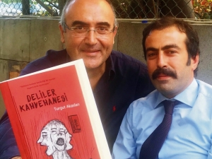 Akaslan’dan İddialı Bir Roman: “Deliler Kahvehanesi”