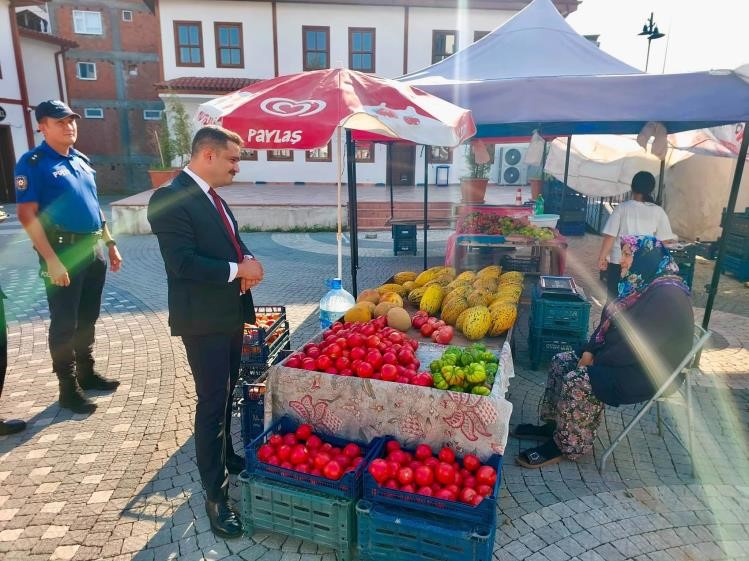 kaymakam-titiz-meyve-ve-sebze-tezgahlarini-inceledi