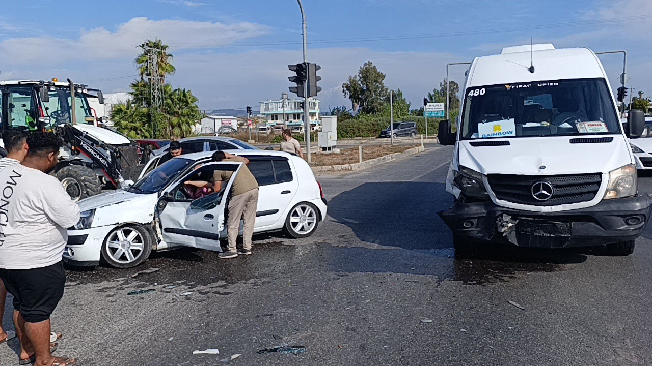 tur-minibusu-ile-otomobil-carpisti-2-yarali