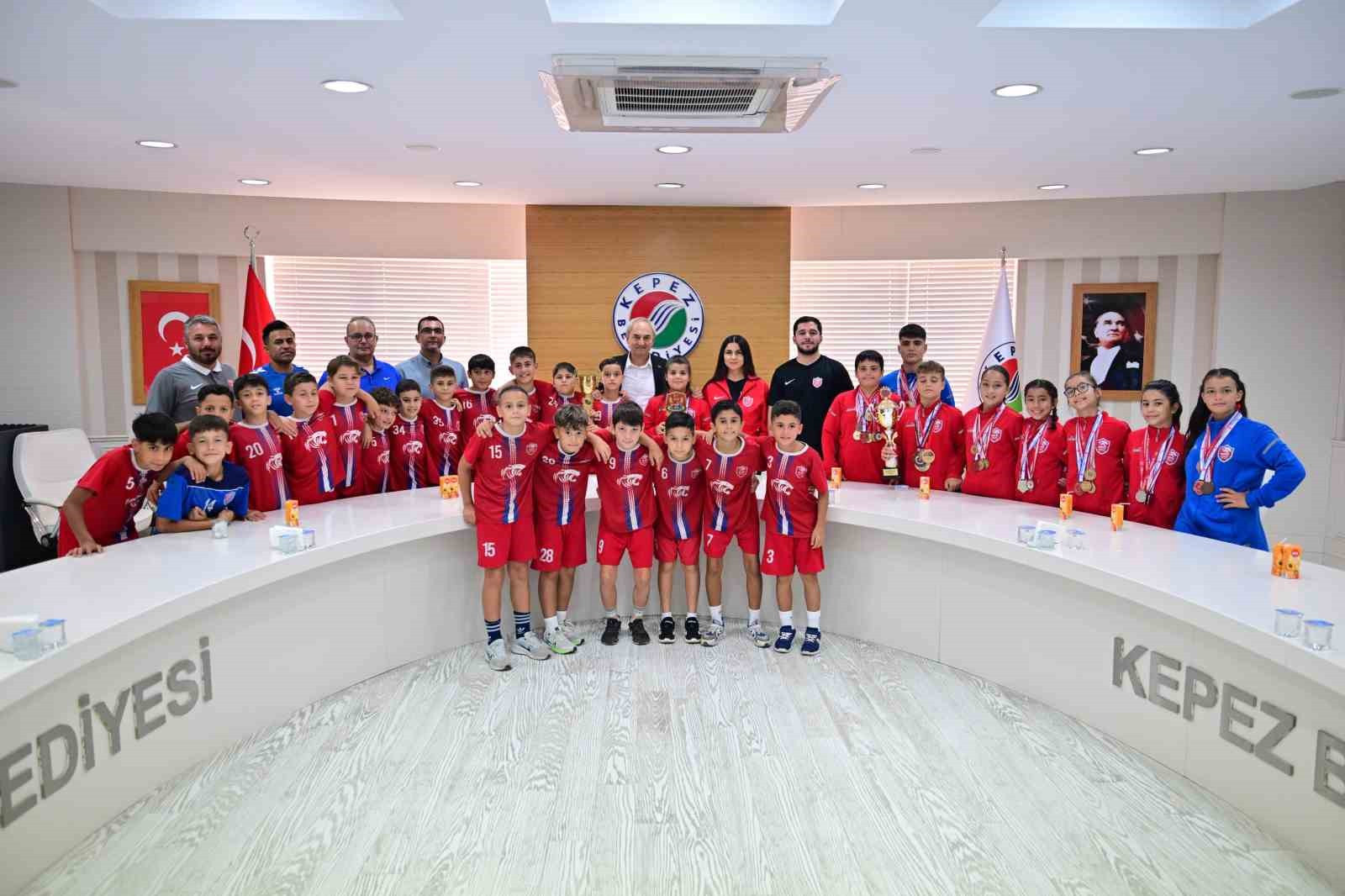 kocagoz-genc-sampiyonlari-agirladi