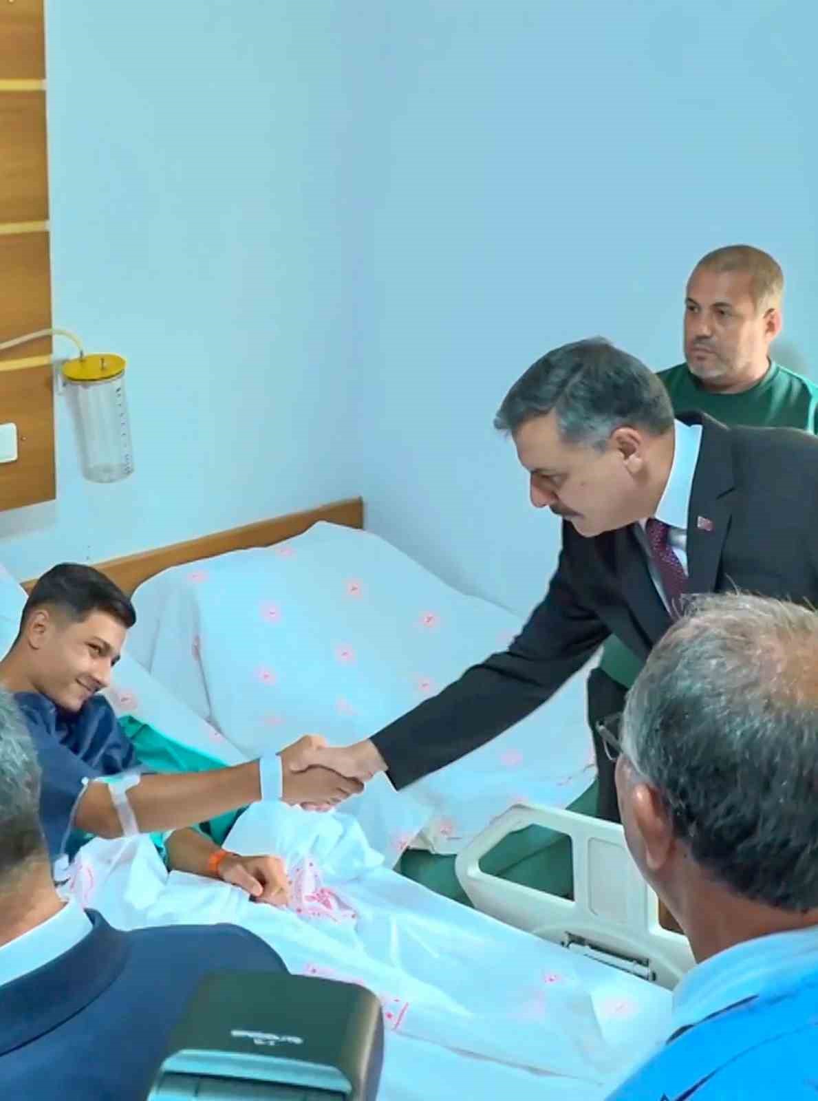 bakan-tekin-ve-bakan-ciftci-yarali-ogrencileri-ziyaret-etti