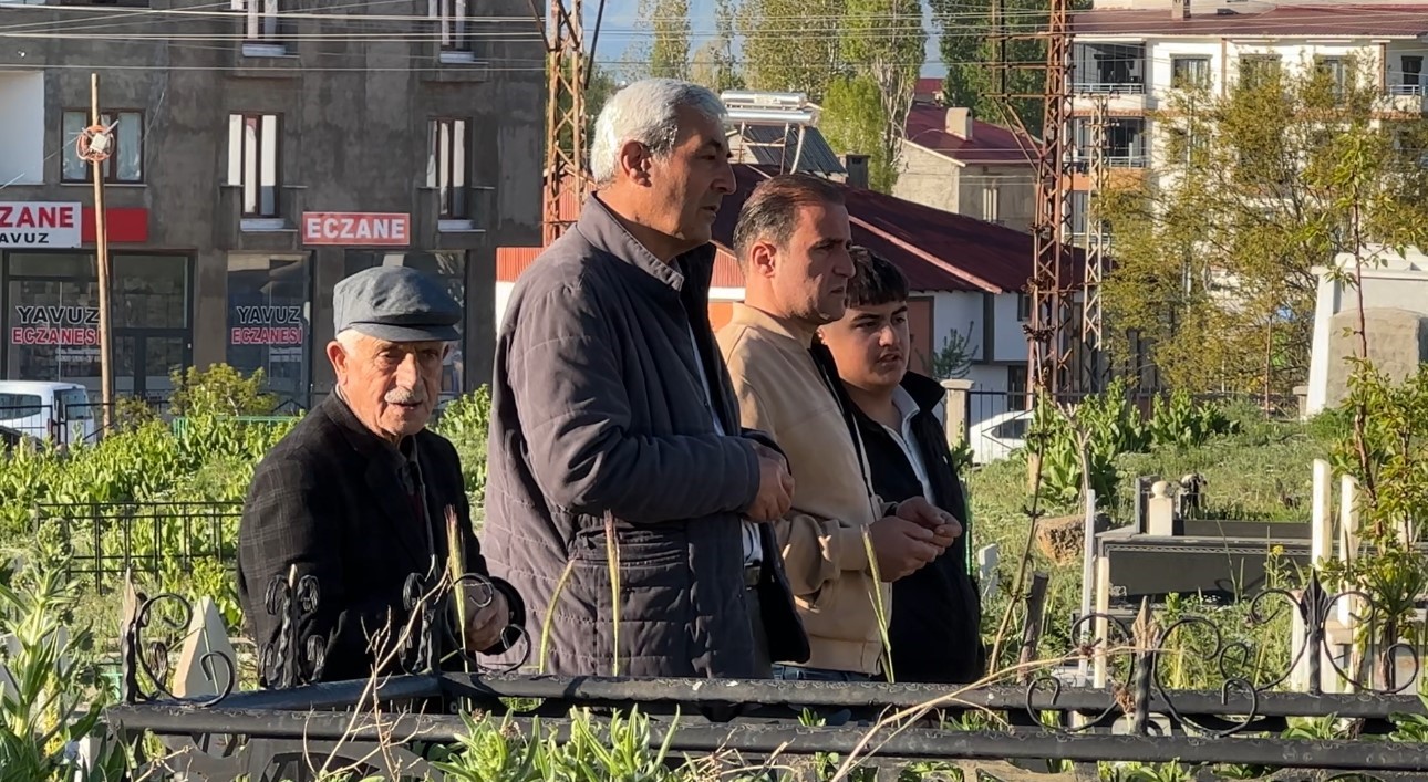 yuksekova-da-vatandaslar-bayram-namazi-sonrasi-mezarliklara-akin-etti