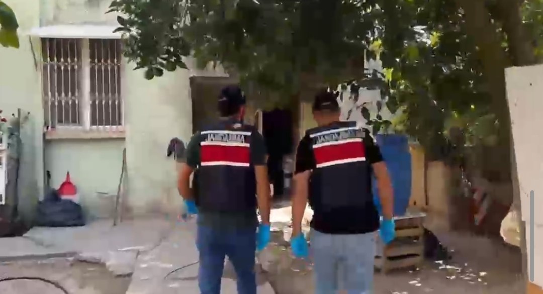 adana-da-evde-1-ton-670-litre-kacak-alkol-ele-gecirildi