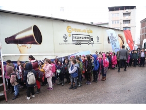 Çocukların ‘Mobil Sinema’ Mutluluğu