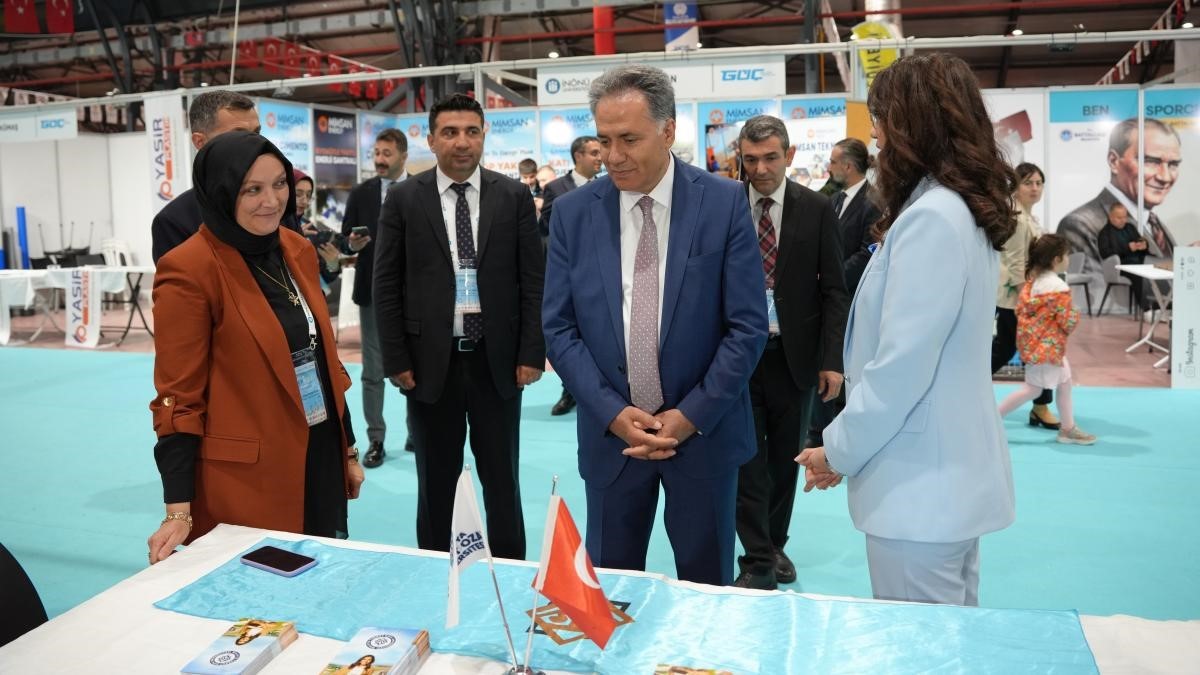 rektor-akpolat-ipek-yolu-kariyer-fuari-ndaki-stantlari-ziyaret-etti