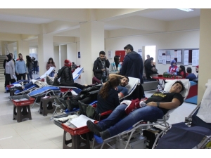 Üniversite Öğrencilerinden Kızılay’a Kan Bağışı