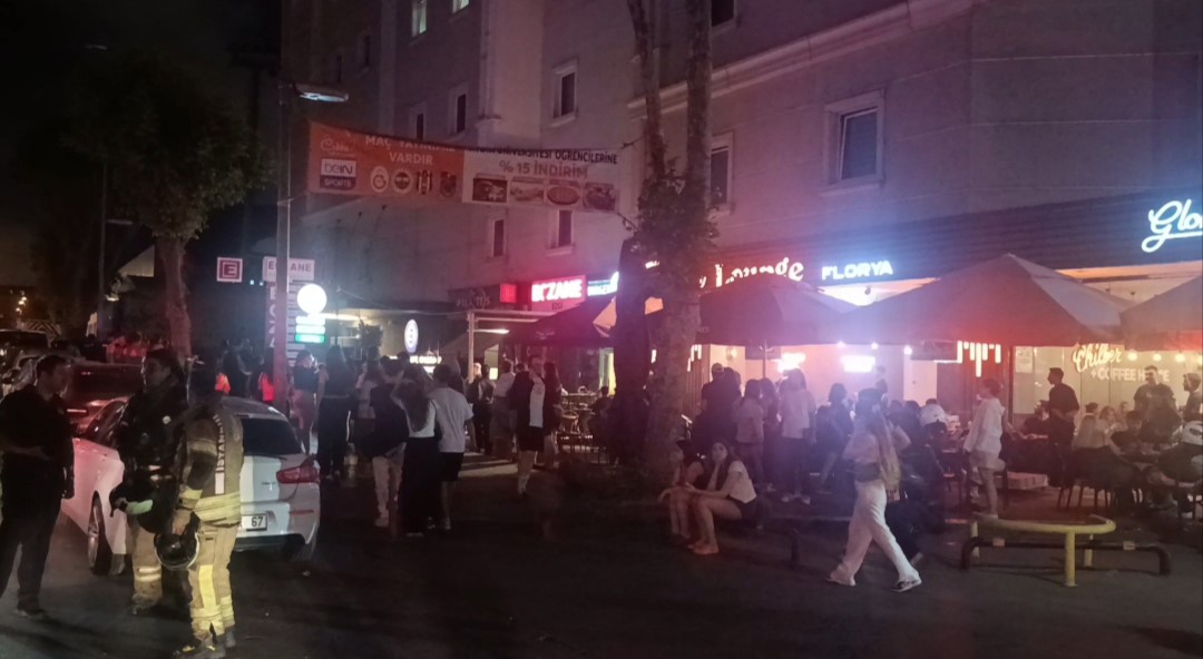 aydin-universitesi-ogrenci-yurdunda-yangin-panigi