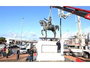 Bandırma’ya Yeni Atatürk Heykeli