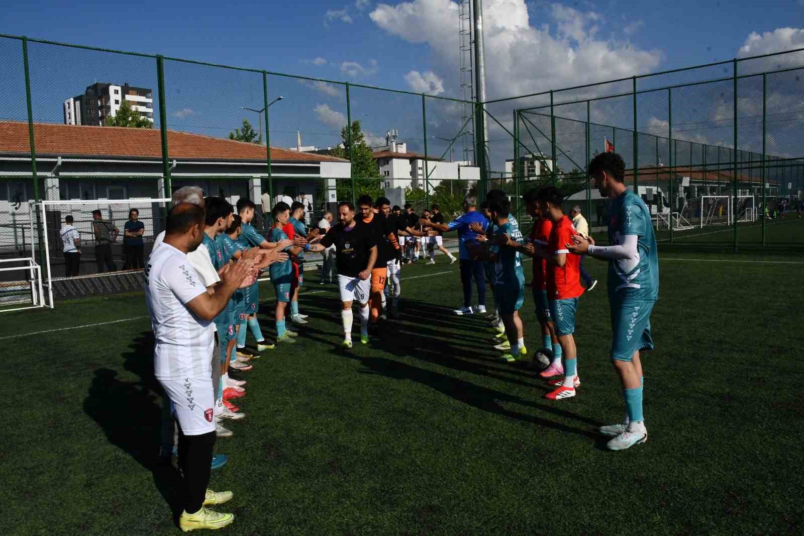 kalespor-sampiyon-takimi-alkisladi