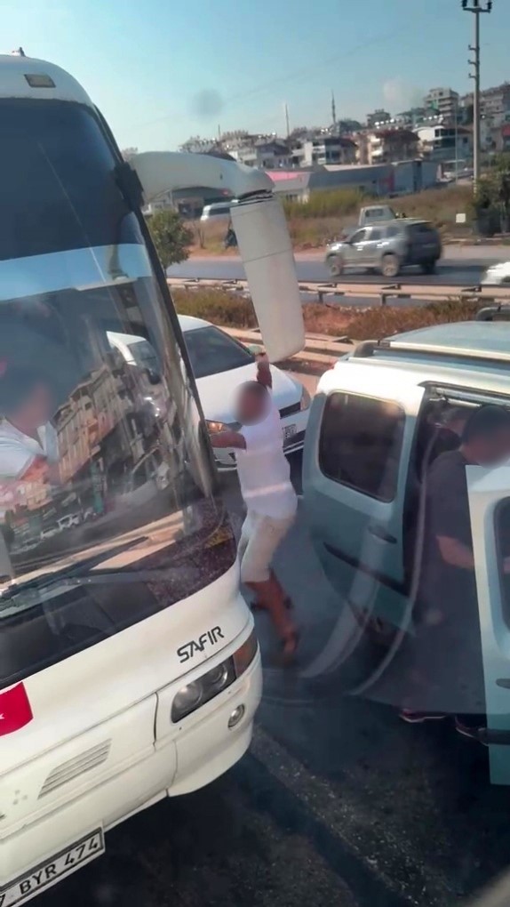 emniyet-seridinden-gecmek-isteyen-aractakiler-otobus-soforune-saldirdi
