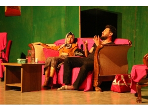 Erdemli Şehir Tiyatrosu "Elimde Valizim" İle Seyirci Karşısında