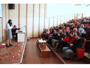 Üniversite Öğrencilerinden Şiir Dinletisi