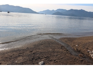 Marmaris’te Denizin Çekilmesi Deprem Endişesine Neden Oldu