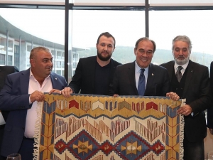 Tff Başkanı Demirören’e Uşak Kilimi Ve Kuzu Postu Hediye Edildi