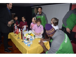 Basketbolcular Çocuklarla Buluştu