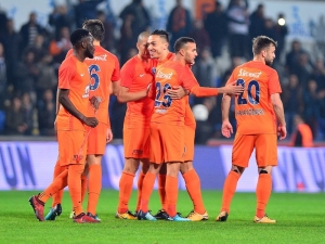 Başakşehir İkinci Yarılarda Atıyor