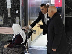 Hayatı Asansörde Geçiyor, Günlük 600 Kez İnip Çıkıyor