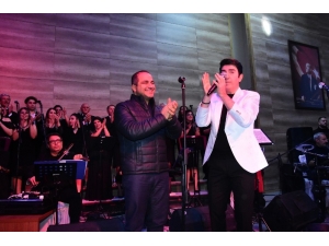 Başkan Uçak Sahnede Şarkı Söyledi