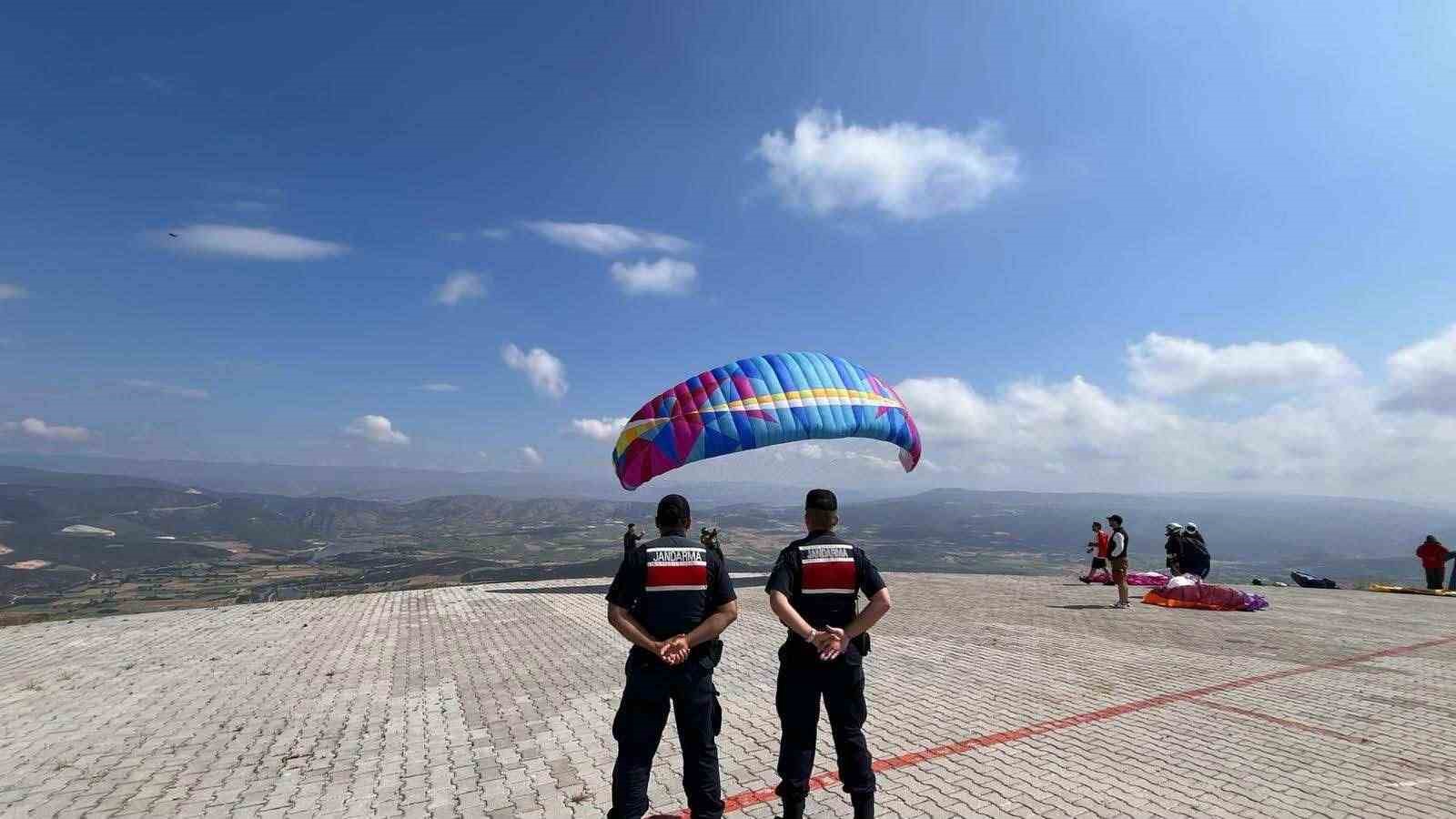 bilecik-te-yamac-parasutu-etkinligi