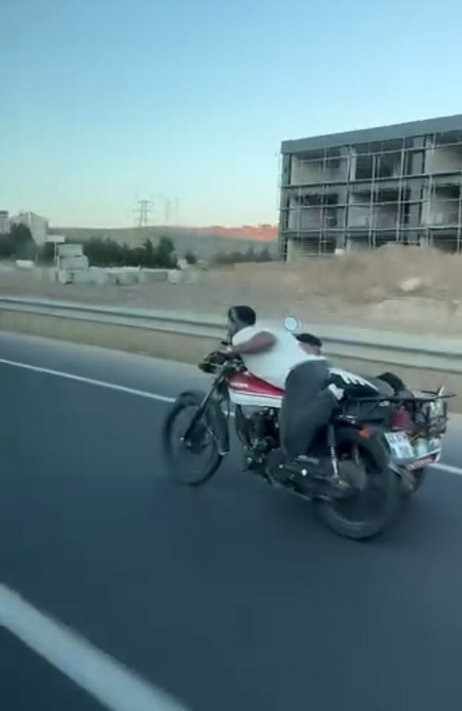 motosikletin-uzerine-uzandi-hem-kendi-hem-de-arkadasinin-canini-hice-saydi